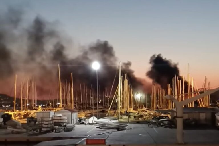 Φωτιά στο Φάληρο – Γέμισε μαύρους καπνούς η περιοχή