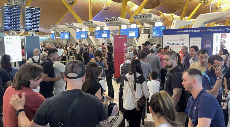 Συναγερμός σε τράπεζες και αεροπορικές εταιρίες – Παγκόσμιο μπλακάουτ