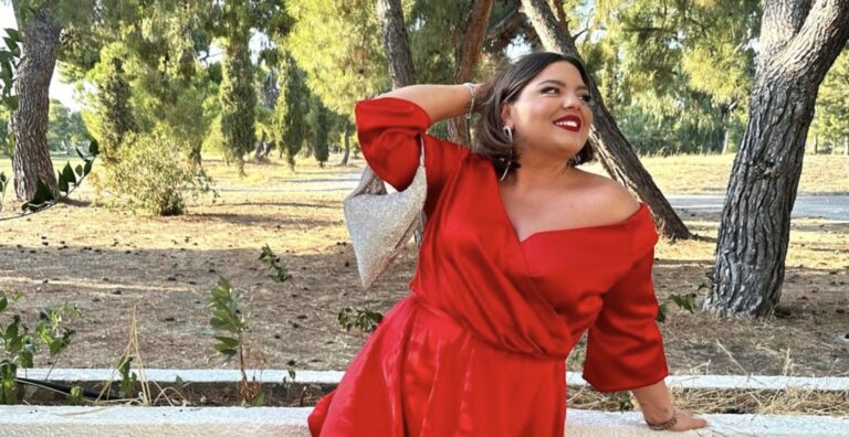 Δανάη Μπάρκα: «Έκλεψε» τα φλας από τη νύφη – Ο ξέφρενος χορός της σε δεξίωση γάμου