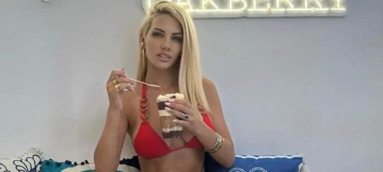 Πασίγνωστη Ελληνίδα πήγε Μύκονο έφαγε γιαουρτάκι με φρούτα μόνο με το μαγιό της και προκάλεσε ταραχή με το κορμί της