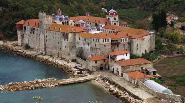 Η Ιερά κοινότητα με ανακοίνωση της αρνήθηκε την «αστυνομική έφοδο» της ΕΛ.ΑΣ στη Μονή Εσφιγμένου