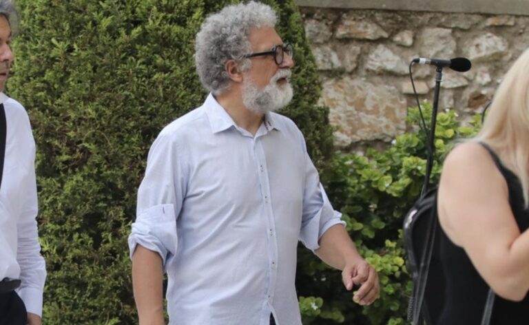 Προεδρικό Μέγαρο: Ο καλεσμένος που εμφανίστηκε πριν 2 χρόνια με σαγιονάρα, φέτος επέστρεψε και έκλεψε την παράσταση