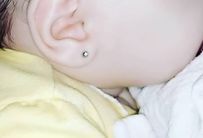 «Η πεθερά μου τρúπησε τα αυτιά της 3 μηνών κόρης μου χωρίς να με ρωτήσει. Δεν θέλω να την ξανακρατήσει»