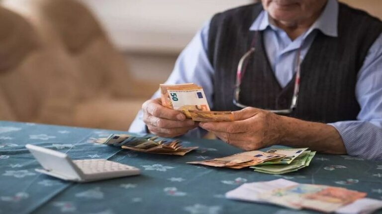 Συντάξεις Αυγούστου 2024: Πότε θα πληρωθούν ανά ταμείο  – Αναλυτικά οι ημερομηνίες