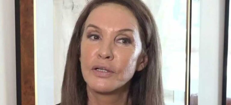 Βάνα Μπάρμπα: «Mπορώ να είμαι «άφτιαχτο» sex symbol και στα 60 μου»