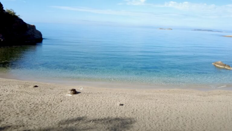 Νομίζεις ότι είσαι διακοπές στο Ιόνιο: 45 λεπτά απ’ την Αθήνα θα βρεις την θεϊκή παραλία που θυμίζει Λευκάδα