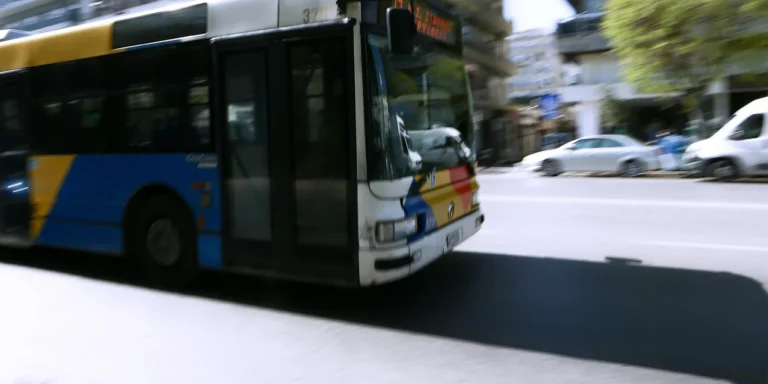 Τρόμος για 53χρονη μέσα σε λεωφορείο από Αρτέμιδα: «Γιατί κάλεσες την Αστυνομία; Θα σε πάρουν σηκωτή»