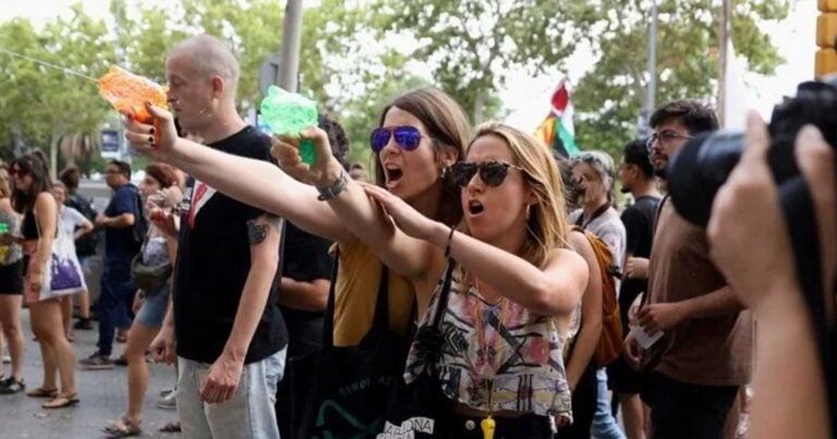 Ισπανία: Με νεροπίστολα διώχνουν τους τουρίστες στη Βαρκελώνη