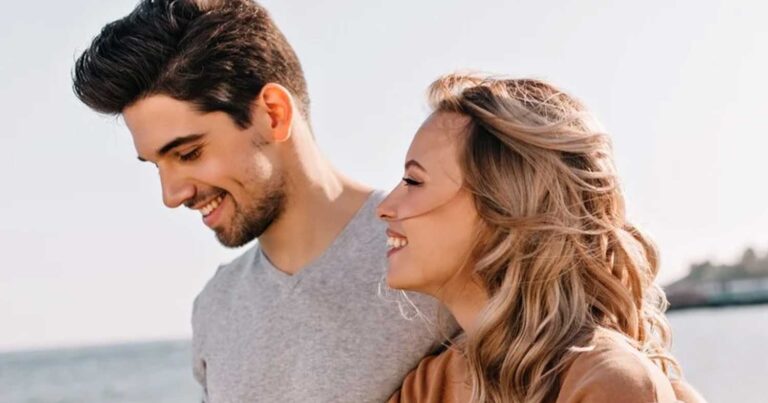 Τα 11 διακριτικά σημάδια που δείχνουν ότι ο σύντροφός σας, σας αγαπά περισσότερο από όσο νομίζετε
