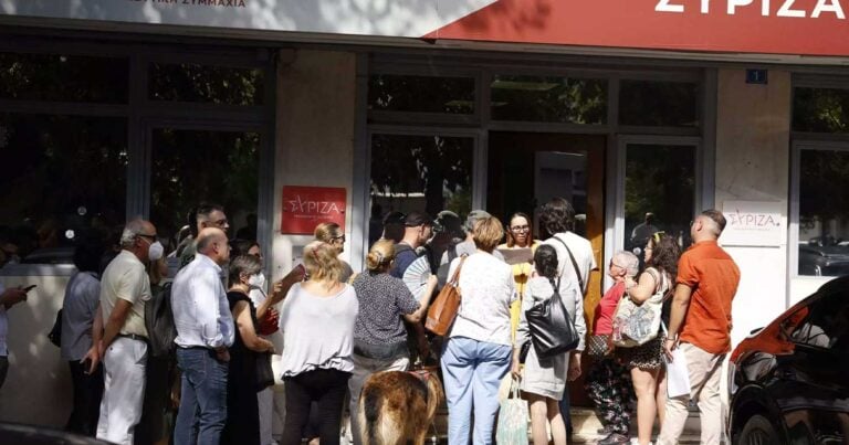 Ουρές πολιτών στην Κουμουνδούρου για το ραντεβού με τον Στέφανο Κασσελάκη