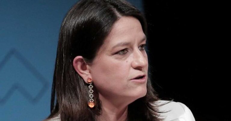 Κεραμέως: «Η κυβέρνηση έχει θέσει ως προτεραιότητα την προστασία της εργαζόμενης μητέρας»