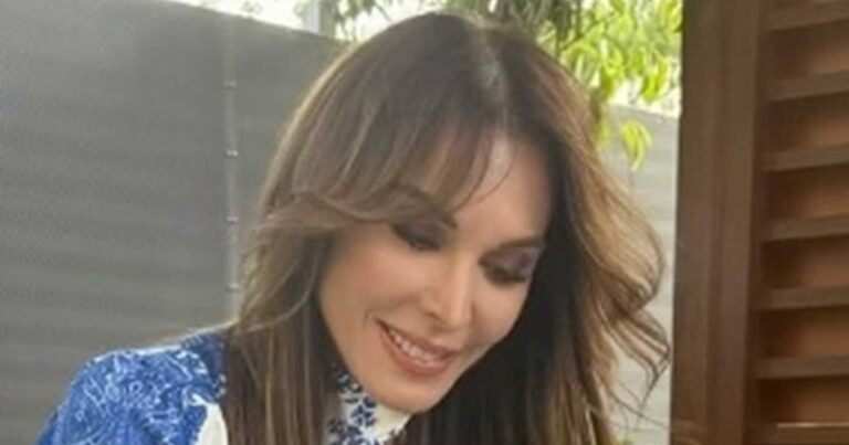 Σαν γαλαζοαίματη η Τατιάνα Στεφανίδου στον κήπο της – Το καλοκαιρινό σερβίτσιο, η διακόσμηση και το υπέροχο ρομαντικό φόρεμα με Hermes σανδάλια