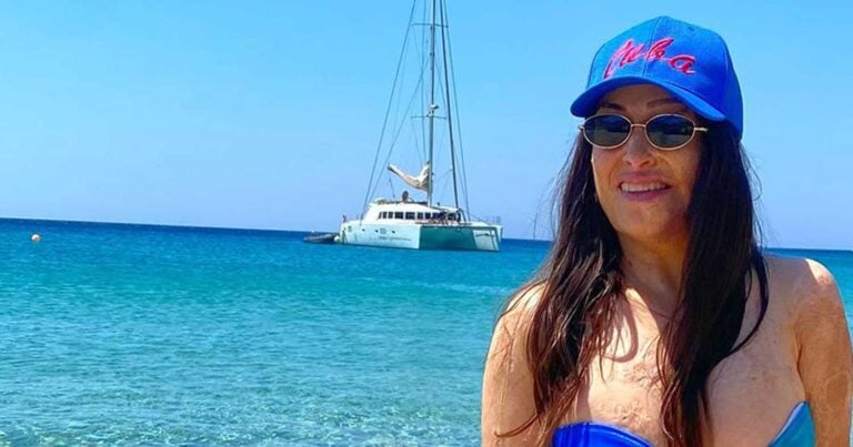 Η Ιωάννα Παλιοσπύρου ποζάρει με μπικίνι από παραλία της Μυκόνου – Δείτε τις φωτογραφίες