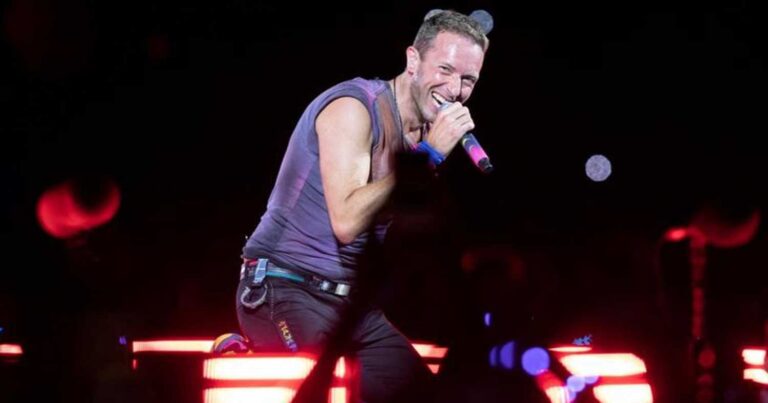 Coldplay: Κυκλοφόρησε το βιντεοκλίπ του τραγουδιού «Feels Like I’m Falling in Love» που γυρίστηκε στο Ηρώδειο