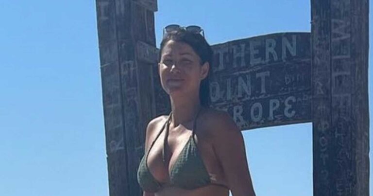 Εντυπωσιάζει η Κλέλια Ρένεση: Ποζάρει ολóγuμνn στη θάλασσα με την κόρη της