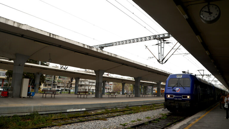 Νέο Σοκ στα Ελληνικά Τρένα: Intercity με εκατοντάδες επιβάτες, χτύπησε σε βράχια