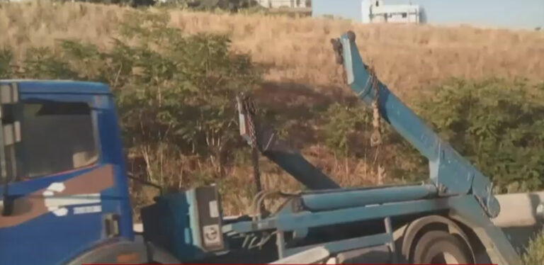 Φορτηγό έπεσε σε νησίδα ρίχνοντας κολώνα φωτισμού σε Ι.Χ. στο αντίθετο ρεύμα