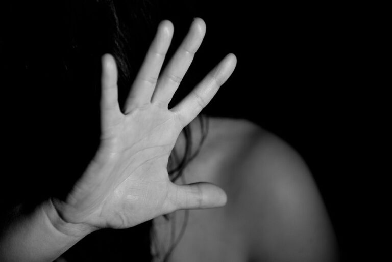 Ρόδος: Συνελήφθη Αμερικανίδα για τον βιασμό συμπατριώτισσας της μέσα σε τουαλέτες μαγαζιού