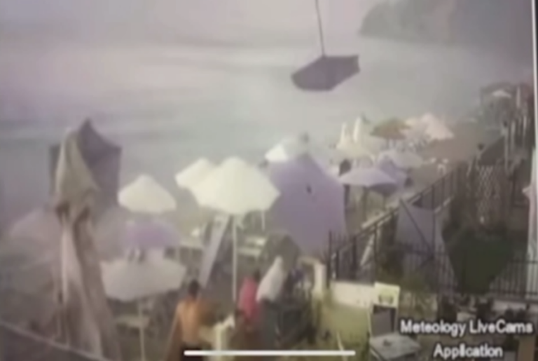 Χαλκιδική: Βίντεο ντοκουμέντο από στιγμή που ανεμοστρόβιλος ξηλώνει ομπρέλες σε beach bar
