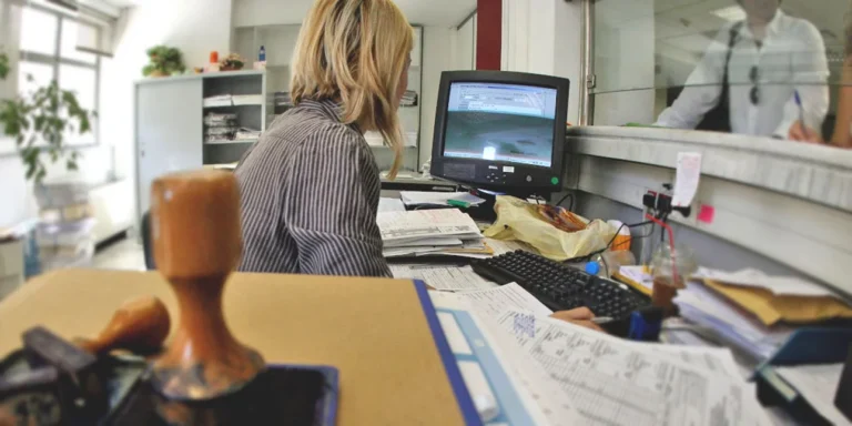 Το ΥΠΕΣ ξεκινά την εκπαίδευση δημοσίων υπαλλήλων για την Τεχνητή Νοημοσύνη (ΑΙ) – Σε συνεργασία με την Google