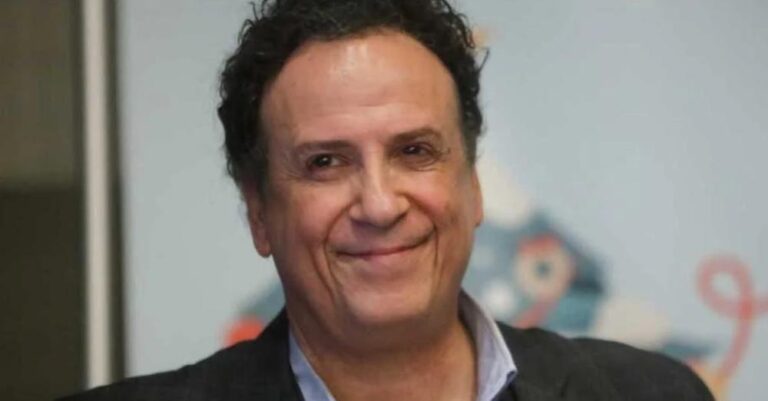 «Τιμή μου και καμάρι μου»: Ο Χάρης Ρώμας μιλάει ανοικτά για την ομοφυλοφιλία