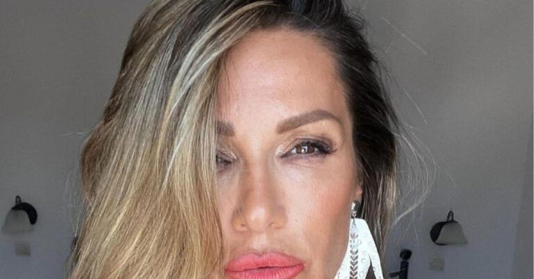 Ελένη Πετρουλάκη: Με μαγιό & χωρίς φίλτρα στην παραλία – «Αυτή είμαι στα 53 μου και δεν γίνεται να αρέσω σε όλους»