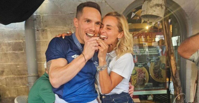 Λευτέρης Πετρούνιας: Οι κόρες του τον υποδέχτηκαν τρέχοντας στην αγκαλιά του – Βίντεο