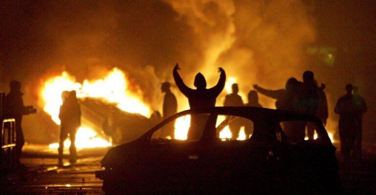 «Αναπόφευκτος ο εμφύλιος»: Κρίσιμες ώρες στη Βρετανία – Χάος στους δρόμους