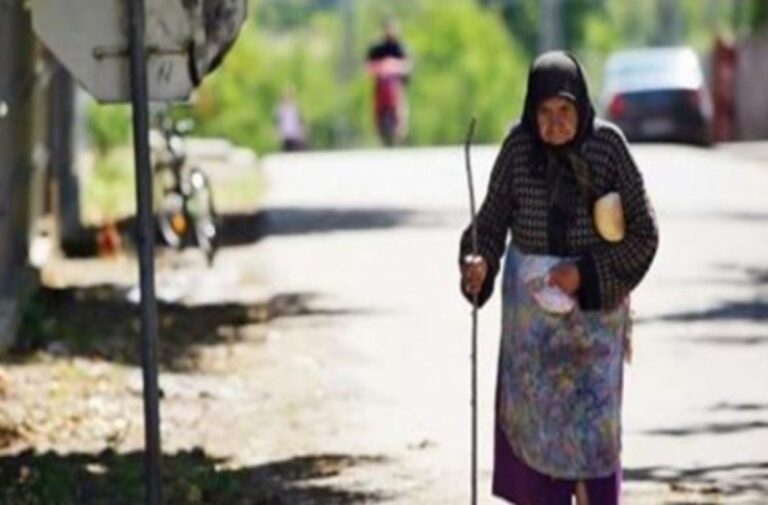Μια γιαγιά μπήκε ξυπόλητη στο λεωφορείο και βρήκε βοήθεια από αυτόν που κανείς δεν περίμενε
