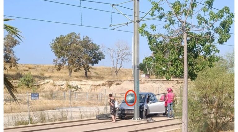 Λεωφόρος Ποσειδώνος: Τροχαίο με ΙΧ που πήγαινε πάνω στις γραμμές του Τραμ