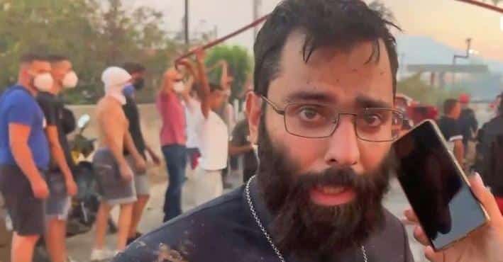 Φωτιά στην Αττική: Ιερέας ρίχτηκε στη μάχη με τις φλόγες – «Να σώσουμε την πατρίδα μας»