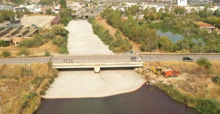 Εικόνες φρίκης στον Βόλο: Χιλιάδες τα νεκρά ψάρια – Βάφτηκε κόκκινος ο χείμαρρος του Ξηριά