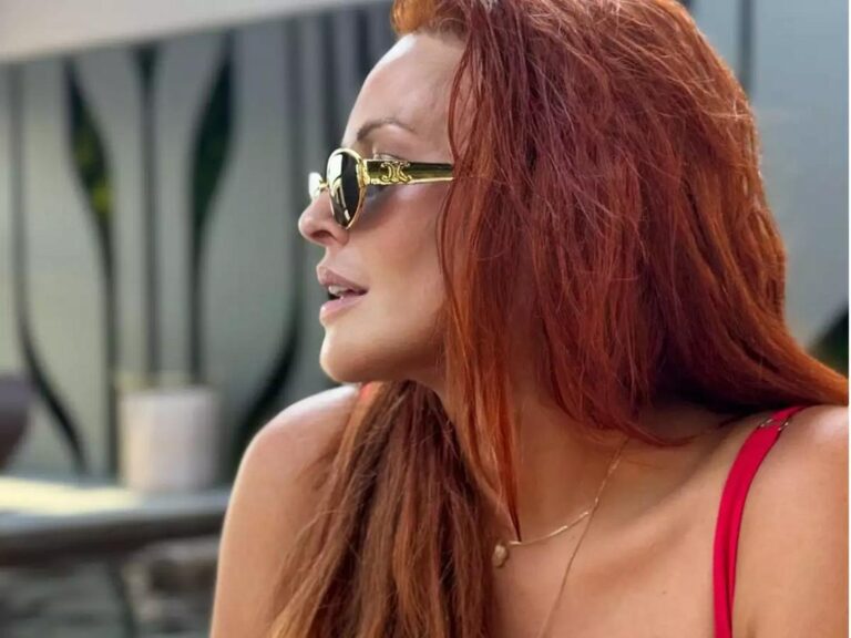 Πασίγνωστη Ελληνίδα έβαλα κόκκινο μαγιό και προκάλεσε χαμούλη με το όμορφο κοpμί της