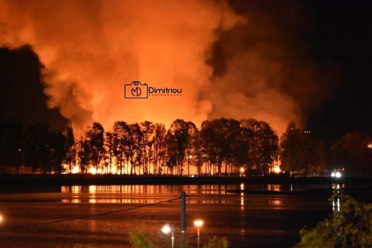 Νέα μεγάλη φωτιά τώρα κοντά σε σπίτια – Συναγερμός στην Πυροσβεστική – Απόκοσμες εικόνες