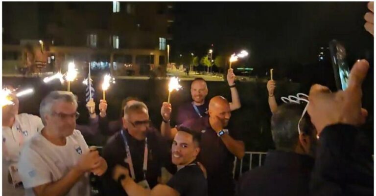 Αποθεώθηκε ο Λευτέρης Πετρούνιας στο Ολυμπιακό Χωριό – Τον σήκωσαν στον αέρα για να πανηγυρίσουν