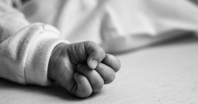 Αδιανόητη τραγωδία: Πέθανε μωρό 6 μηνών – Το ξέχασαν οι γονείς στο αυτοκίνητο