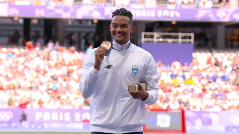 Εμμανουήλ Καραλής: Η απονομή του χάλκινου μεταλλίου στον Έλληνα πρωταθλητή