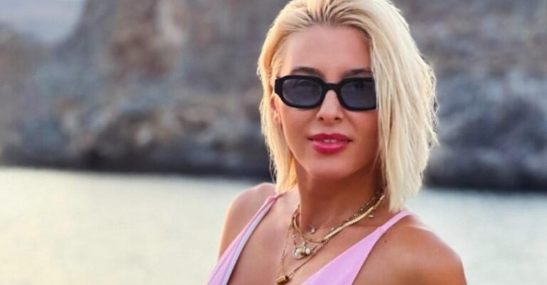 «Κóβει την ανάσα» Ελληνίδα δημοσιογράφος σε παραλία με καλοσχηματισμένους κοιλιακούς και κορμί «λαμπάδα»