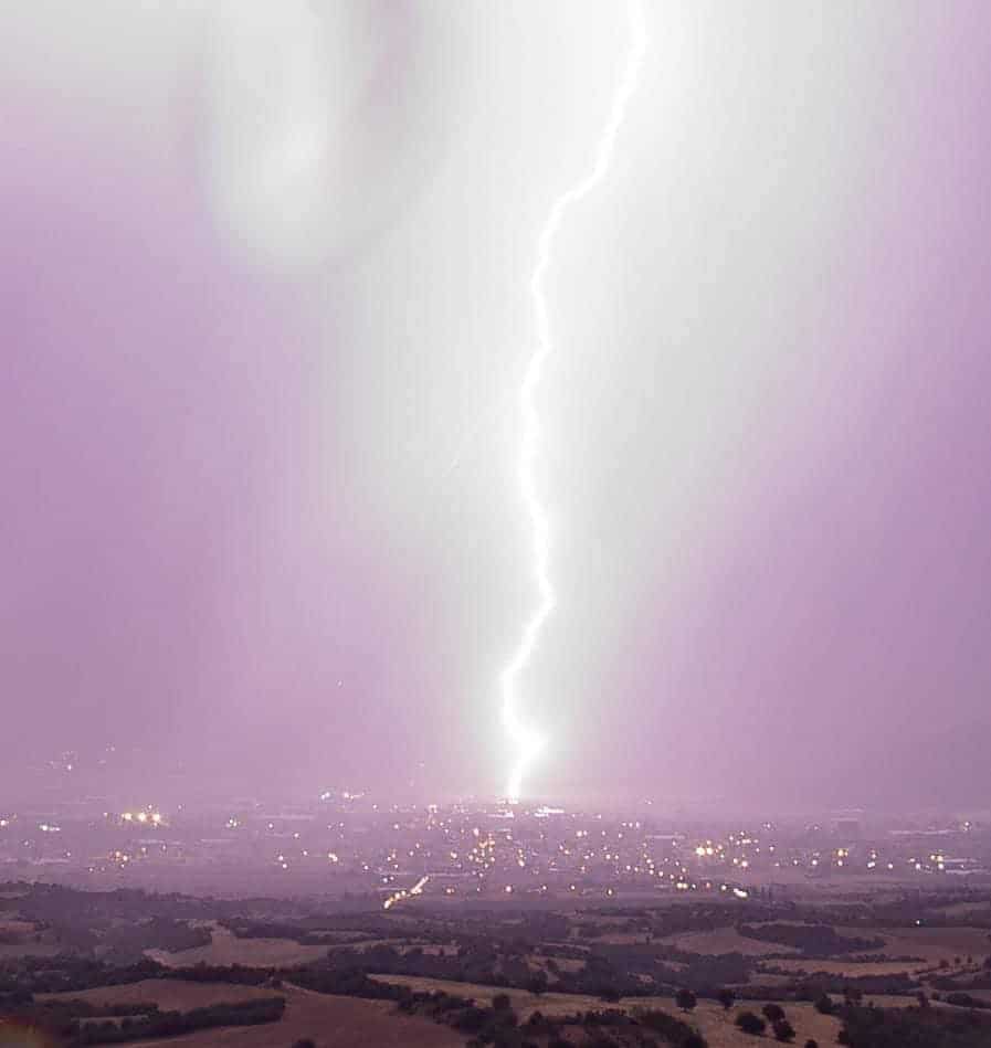 Εντυπωσιακή φωτογραφία από πτώση κεραυνού στα Βασιλικά Θεσσαλονίκης 1 457248983 902730235223574 4219600436900086847 n