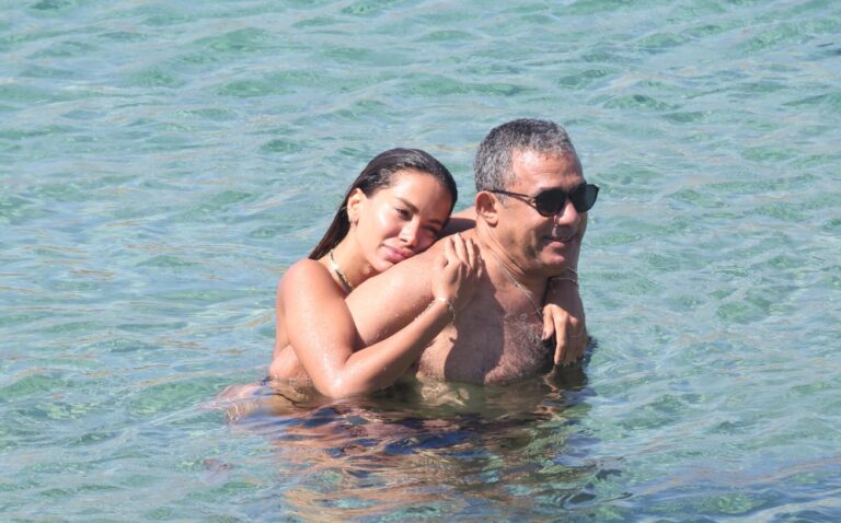 Αναστάτωσε την Μύκονο η Ανίτα: Τα παιχνίδια με τον πατέρα της στη θάλασσα και το μαγιό που δεν άφησε τίποτα στη φαντασία