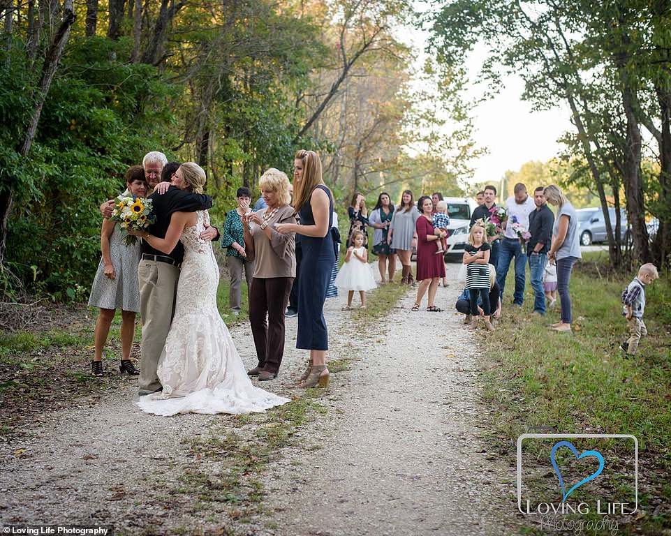 4875606 6255101 jessica is seen hugging family members as several of them become a 3 1539119926400