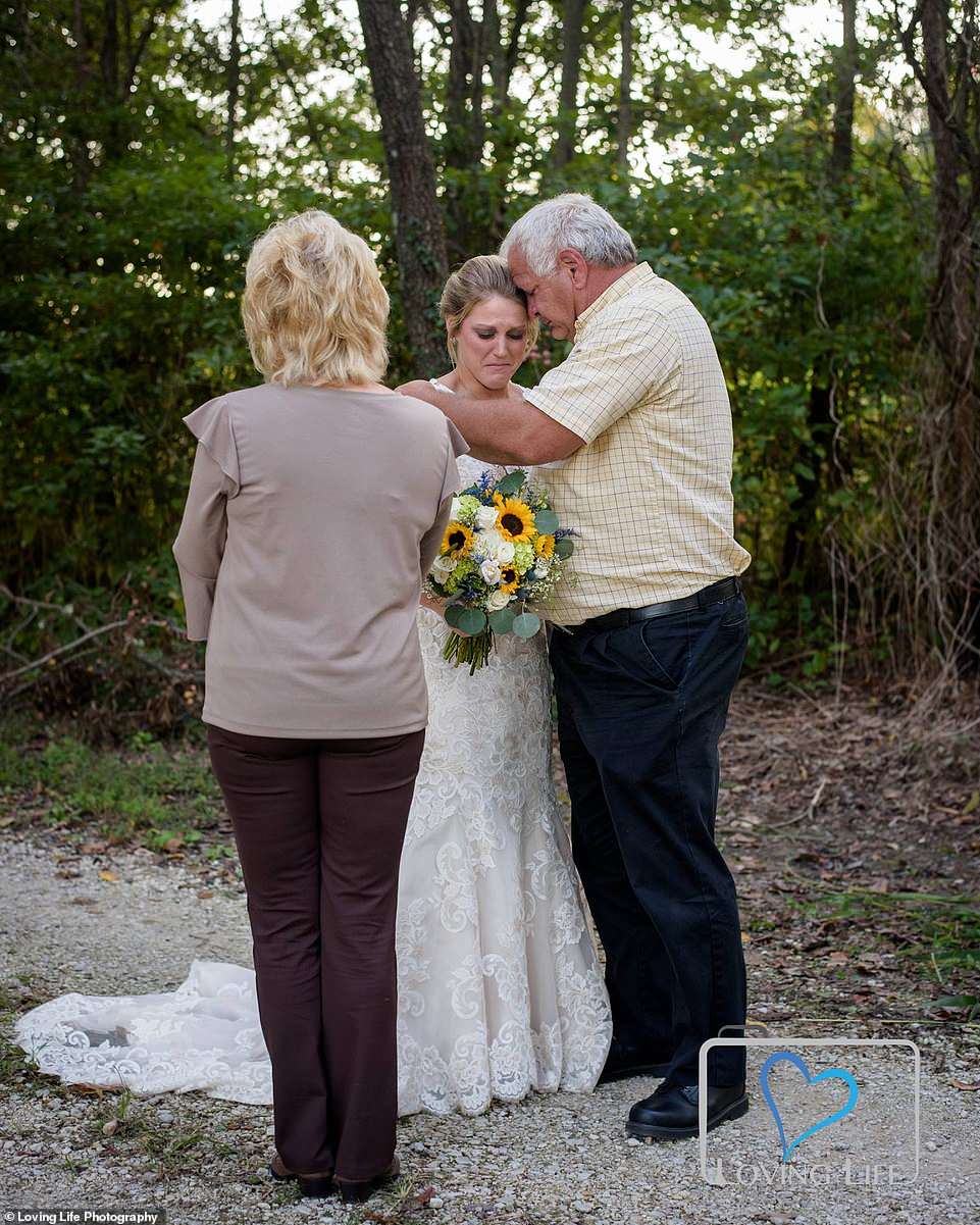 4875762 6255101 family members console jessica as she prepared to take photos in a 2 1539119926400