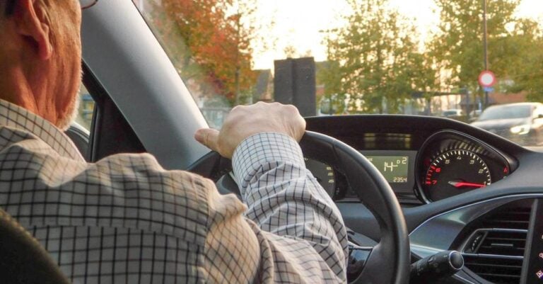 Τέλος η οδήγηση για τους 60άρηδες: Τι αλλάζει και πότε – Γιατί τους παίρνουν το τιμόνι