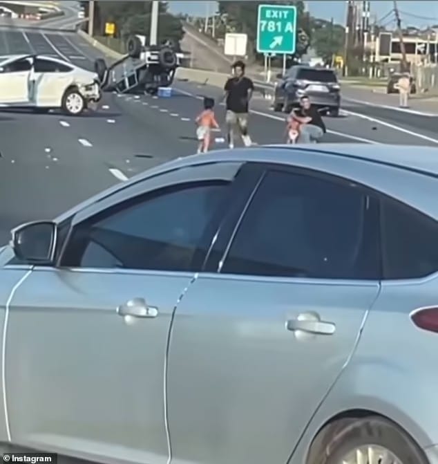 88484423 13739197 as the two kids were left stranded in the middle of the 14 lane a 2 1723562974805