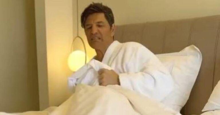 Σάκης Ρουβάς: Το πρόβλημα που αντιμετώπισε στο ξενοδοχείο και το χιουμοριστικό βίντεο