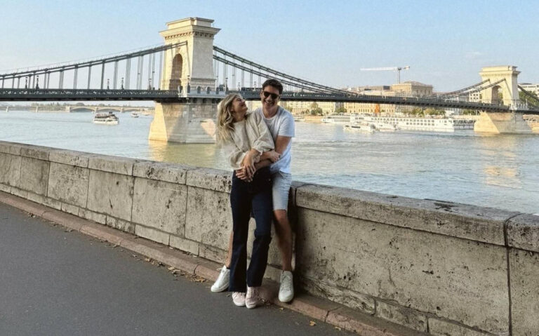 Κλέλια Ανδριολάτου – Χριστόφορος Παπακαλιάτης: Σε χώρα του εξωτερικού για γυρίσματα του Maestro