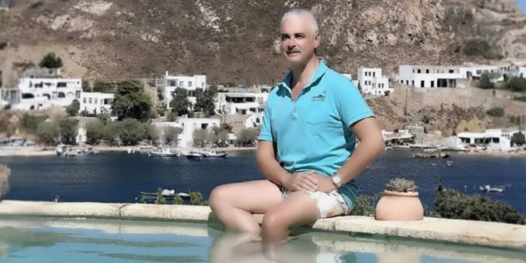 Ο Άρης Σπηλιωτόπουλος σε πισίνα στην Πάτμο, με πολύχρωμο μαγιό, εύχεται «καλό Αύγουστο»