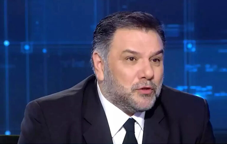 Αυτός μουτρωμένος, εκείνη χαμογελαστή: Σπάνια φωτογραφία του Γρηγόρη Αρναούτογλου και της Νάνσυς Αντωνίου από τις διακοπές που κάνουν