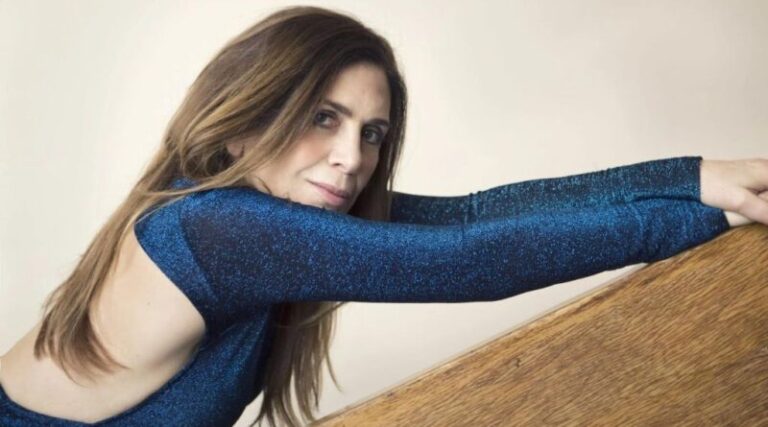 Κατερίνα Διδασκάλου: Με λευκό μπικίνι στα 63 της χρόνια – «Ζαλίζουν» οι αναλογίες της