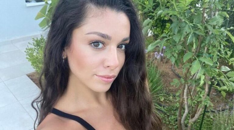 Έχει πάρει το βλέμμα του – Αυτή είναι η καλλονή 25χρονη κόρη πασίγνωστου Έλληνα τραγουδιστή που απέκτησε μετά τον δεύτερο γάμο του